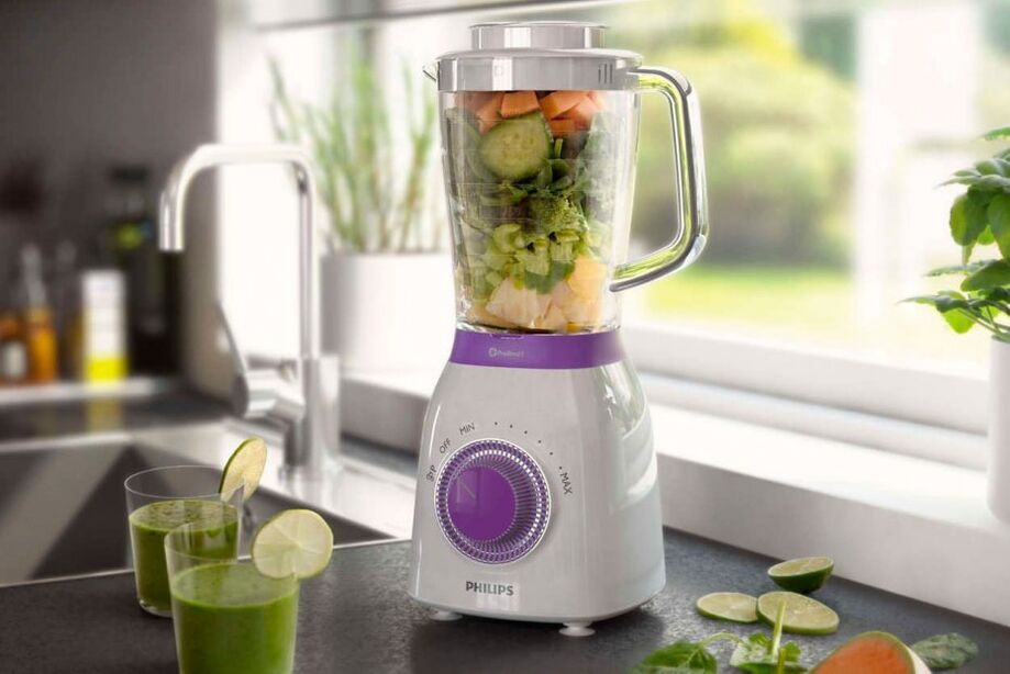making a slimming smoothie in a blender