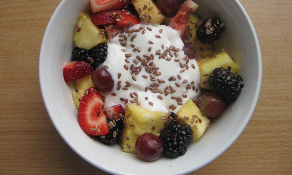 Fruit salad with flaxseed for a healthy diet