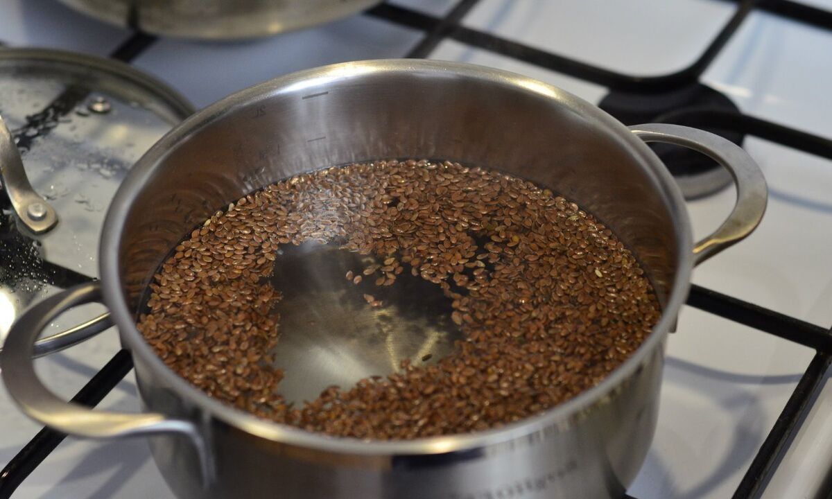 One of the options for consuming flax seeds is a decoction